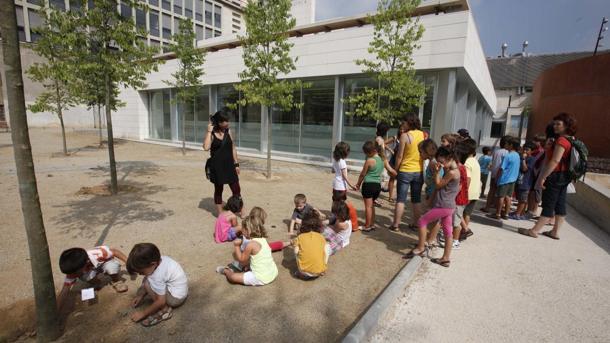 Barcelona 6/07/2010 Reportaje de la iniciativa Taller d'ombres donde estudiantes de la Escola Tècnica Superior dArquitectura de Barcelona trabajan con niños sobre alternativas para buscar sombras en el patio de sus escuelas Foto Josep Garcia