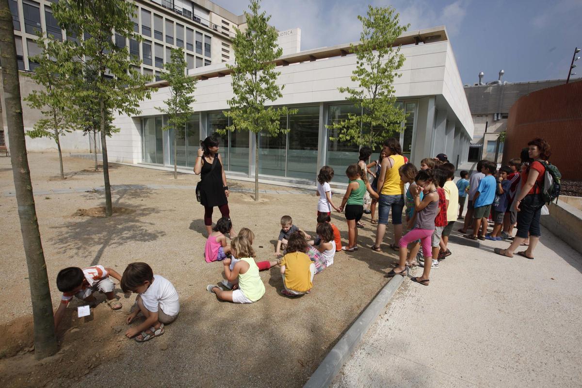 Barcelona 6/07/2010 Reportaje de la iniciativa Taller d'ombres donde estudiantes de la Escola Tècnica Superior dArquitectura de Barcelona trabajan con niños sobre alternativas para buscar sombras en el patio de sus escuelas Foto Josep Garcia