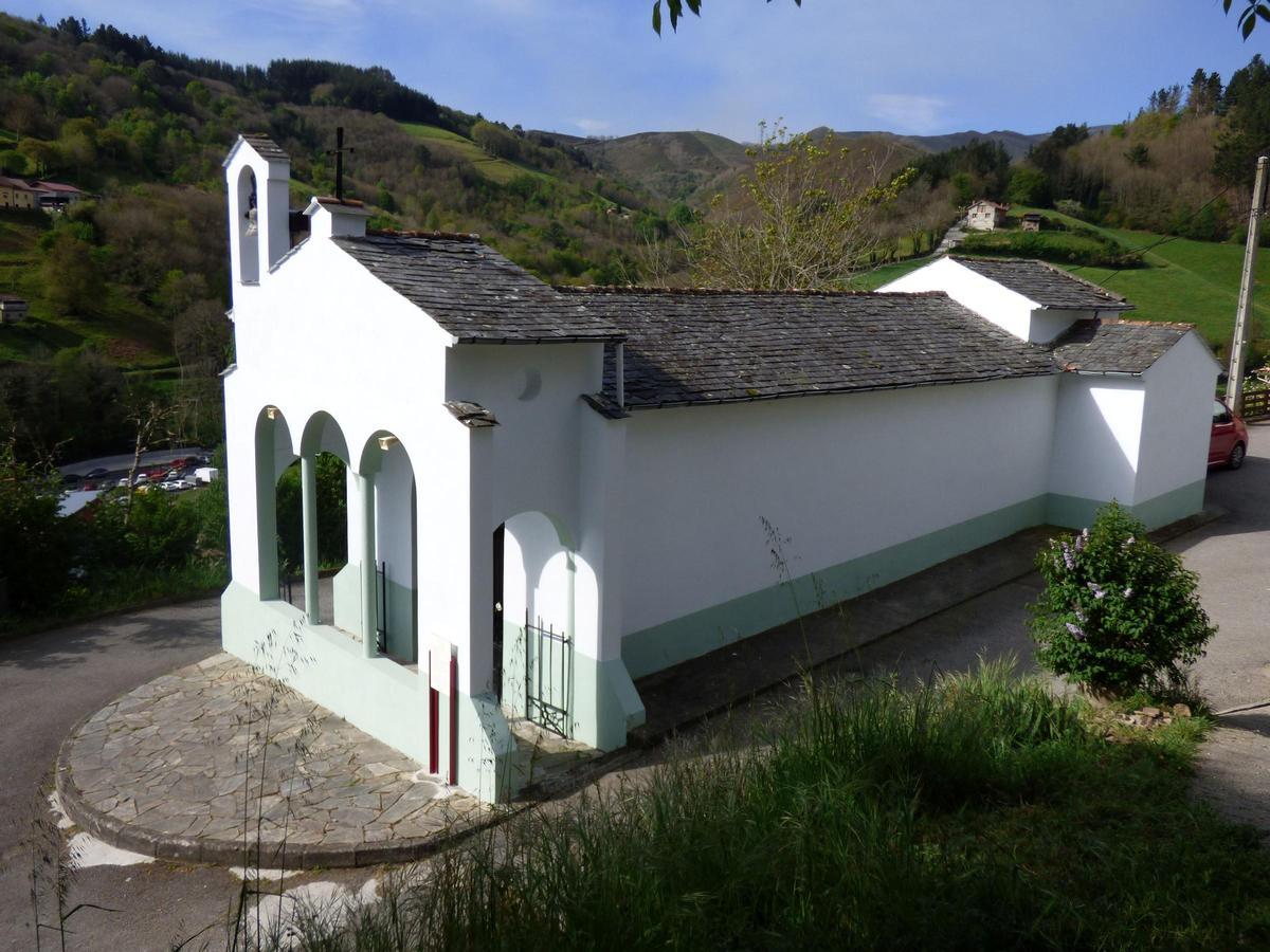 Capilla de Nuestra Señora del Avellano en Pola de Allande.