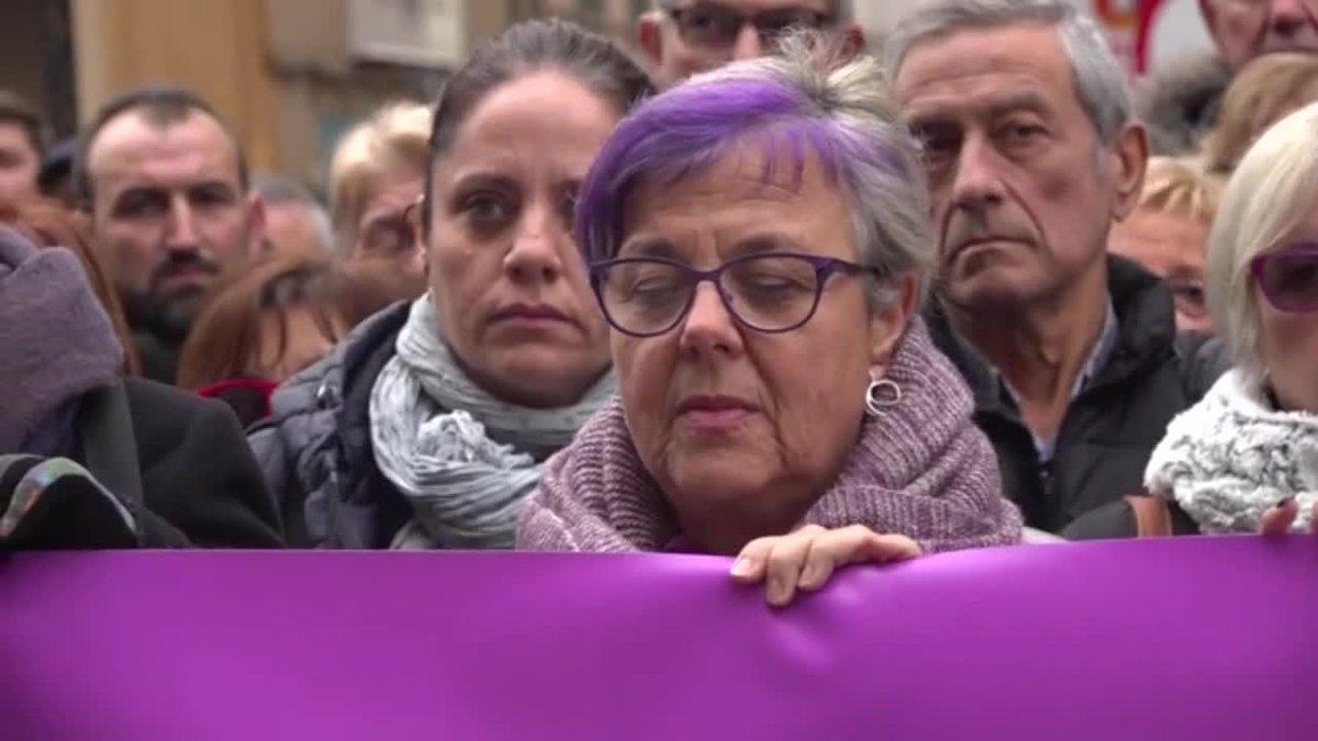 jordi ballart y la junta de portaveus hacen 1 minuto de silencio en la placa de lajuntament de terrassa