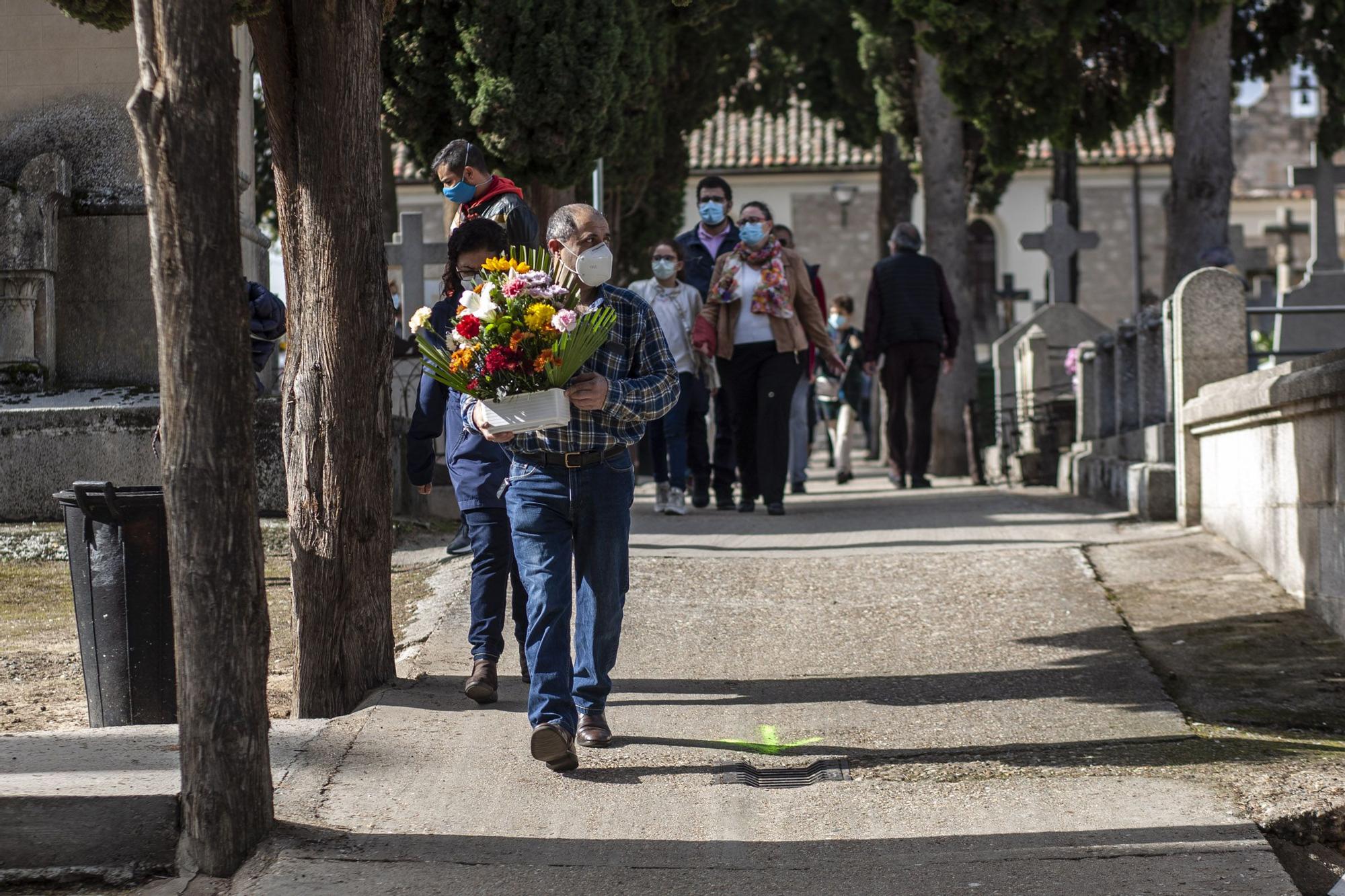 Las imágenes del Día de todos los Santos en el año del coronavirus