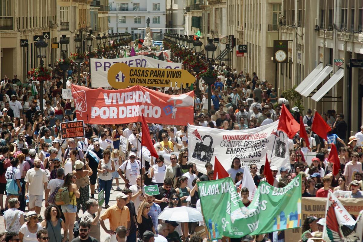 Miles de malagueños recorren las calles del centro de Málaga durante la manifestación del 27J por la vivienda
