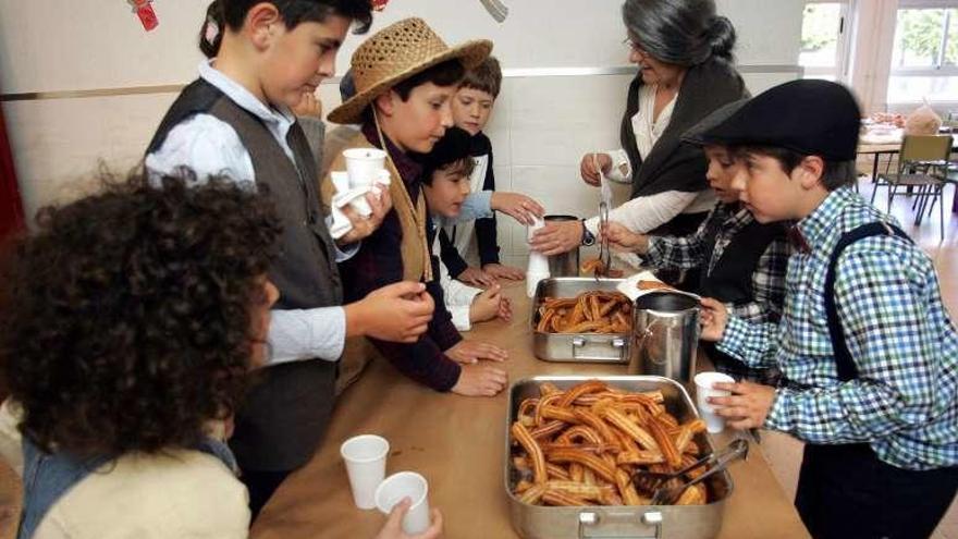 Una profesora distribuye chocolate a los niños . // Bernabé/Luismy