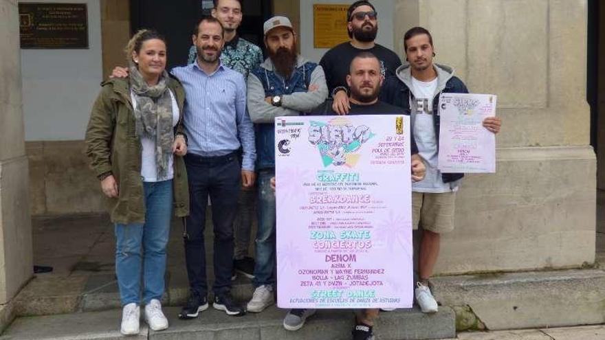 La edil de Foro Paula Onís y el alcalde, Ángel García, con los organizadores Adrián Lozano, Luis Bueno, Poch, Hosk y Carlos Pérez.