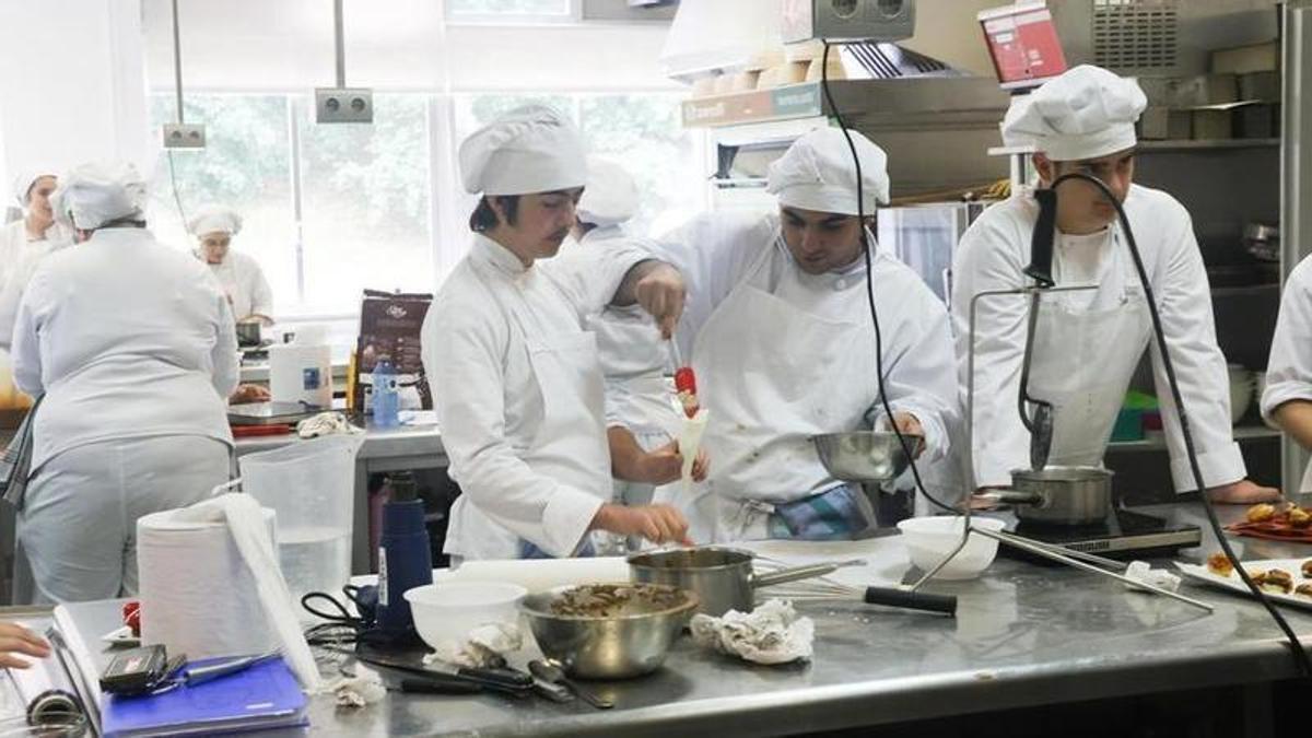 Alumnado de Cocina y restauración en una clase del CIFP Compostela