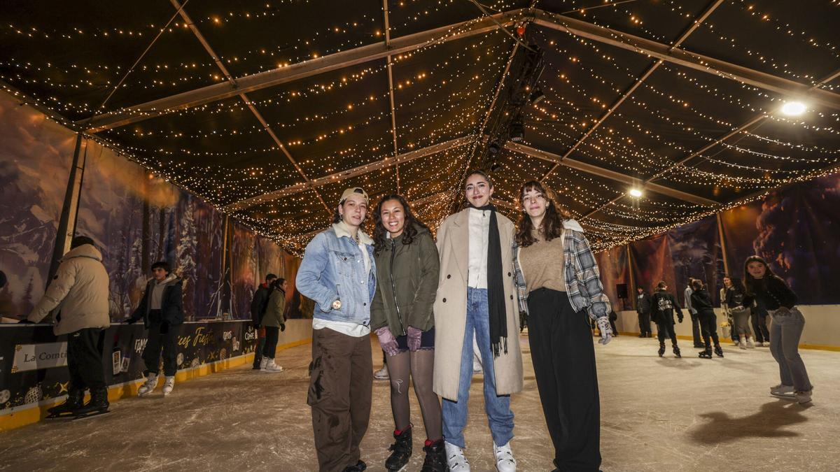 Sylvia Sánchez, Catalina Cavies, Claudia Ayllón y Ana Vegas inaugurando la pista de hielo.