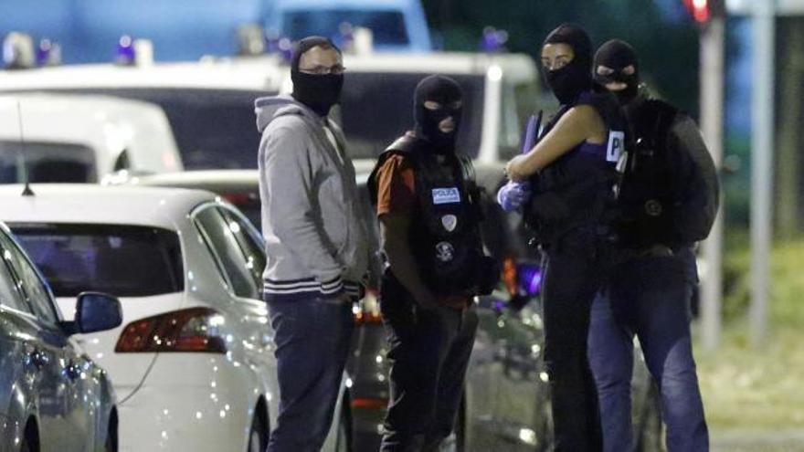 Graban el momento en que detienen a una de las tres yihadistas de París