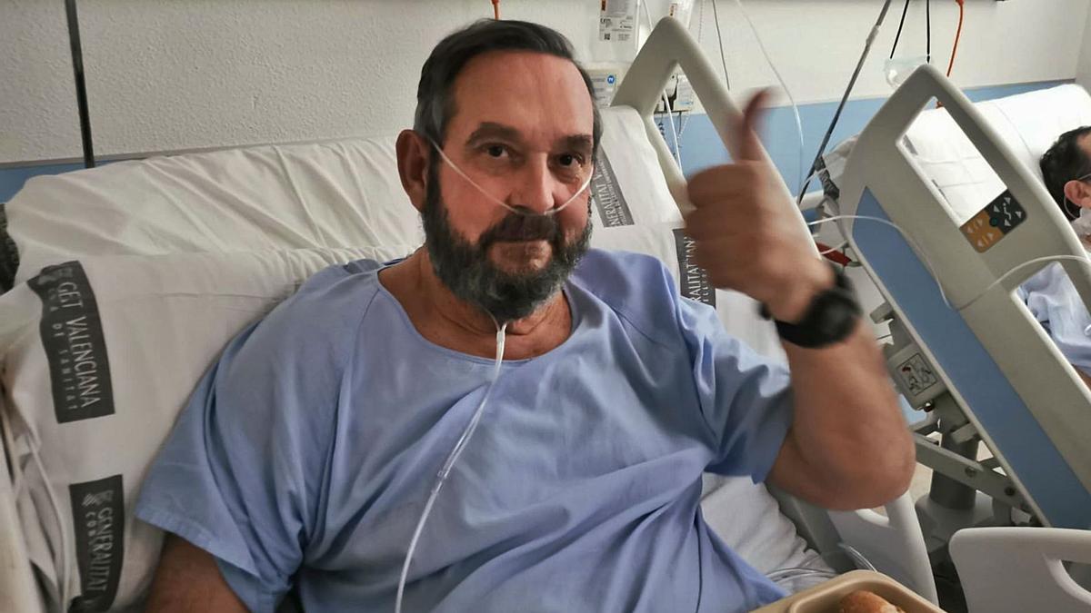 El anestesiólogo Miguel Castañ mientras todavía se recuperaba de las secuelas del covid-19 en el hospital.  | INFORMACIÓN