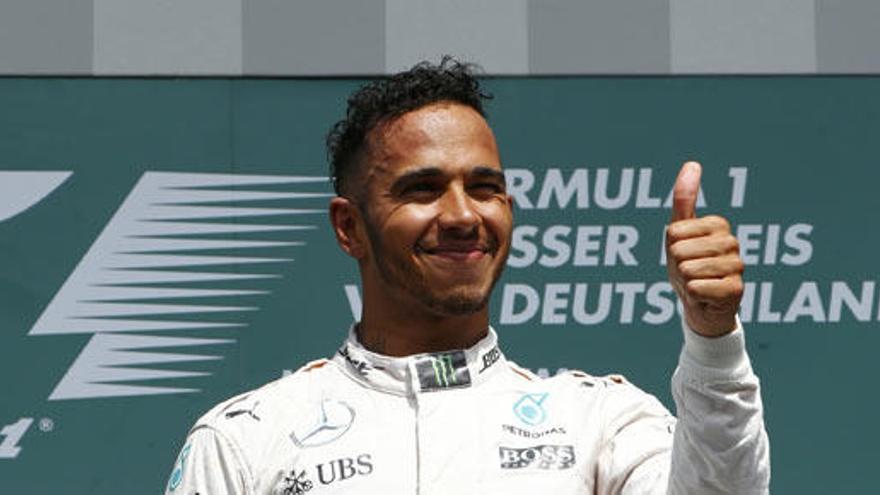 Hamilton gestualiza su alegría por vencer en el Hockenheimring.