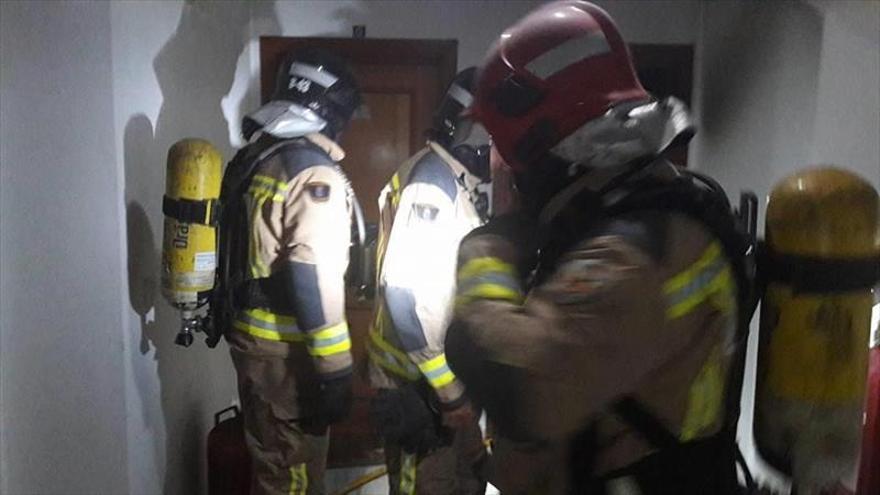 Los bomberos de Badajoz rescatan a un hombre en el incendio de su piso