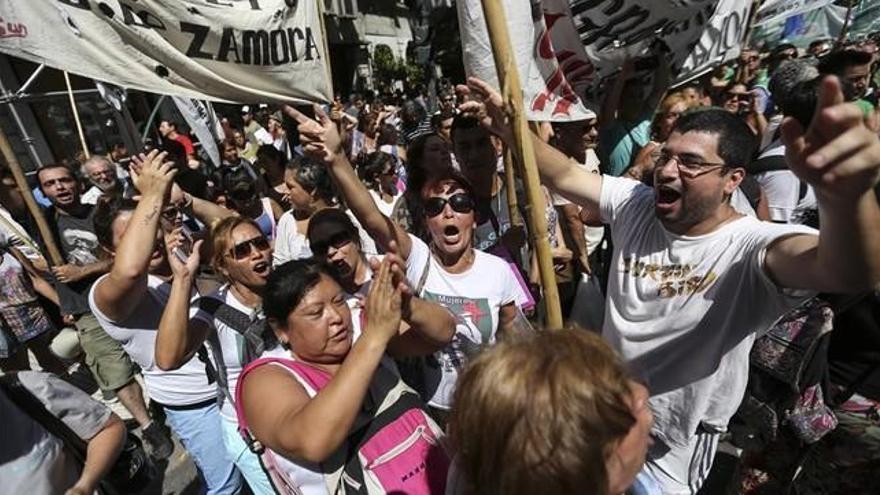 Macri afronta su primera huelga de funcionarios argentinos