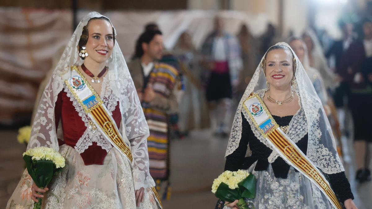 Diana Morant y Pilar Bernabé desfilan ante la Mare de Déu en la Ofrenda
