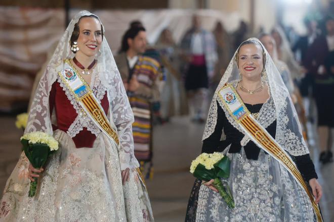 Diana Morant y Pilar Bernabé desfilan ante la Mare de Déu en la Ofrenda