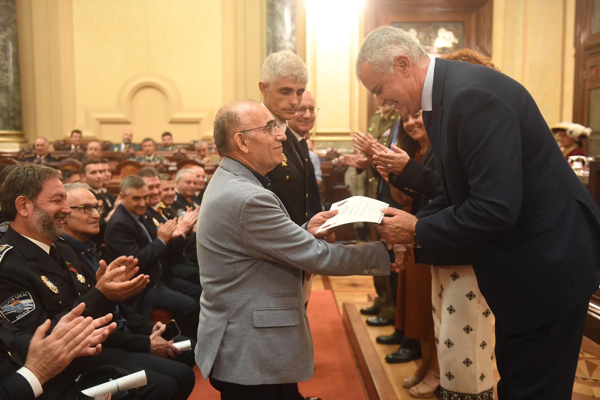 Homenaje a los policías locales de A Coruña que llevan 20 años en el cuerpo