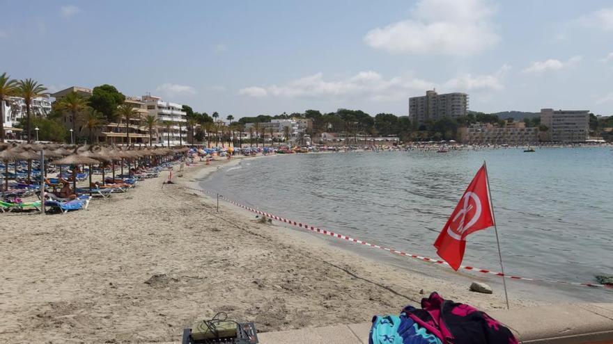 La playa, cerrada al baño.