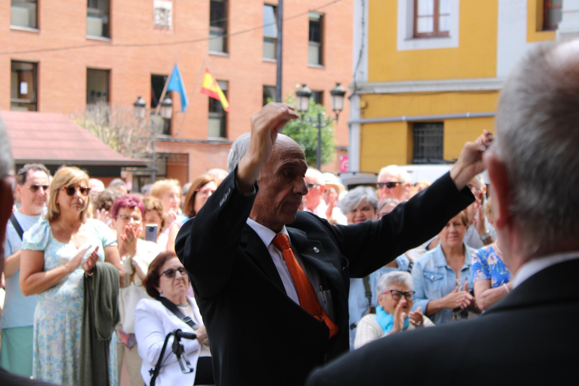 Así es el último día de las fiestas en Sama: del concierto del Coro "Santiaguín" a la jira por los bares, pasando por la música constante