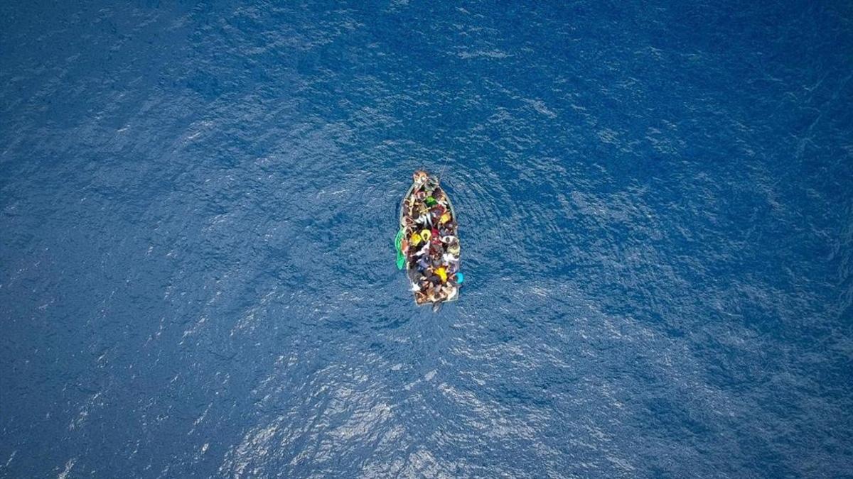 zentauroepp44980042 topshot   an aerial photo shows a boat carrying migrants str190207160959