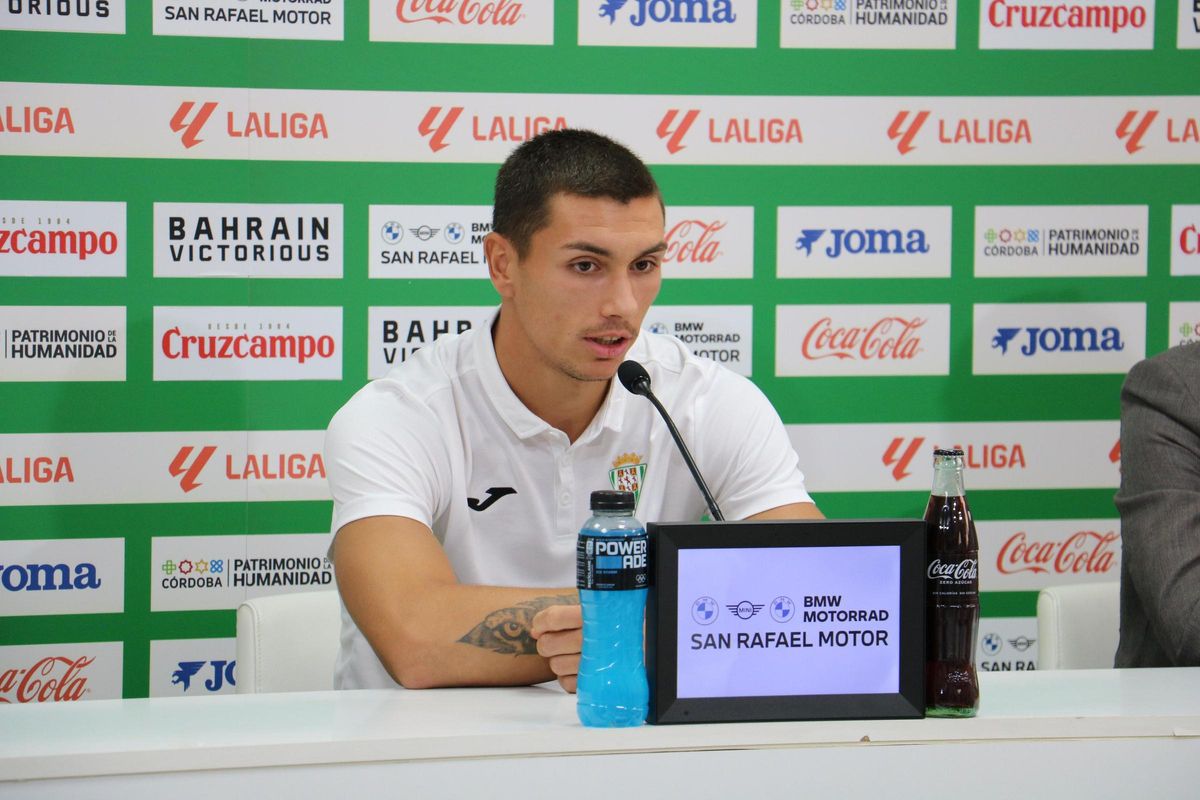 Adrián Fuentes, en su presentación con el Córdoba CF, en la sala de prensa de EL Arcángel.