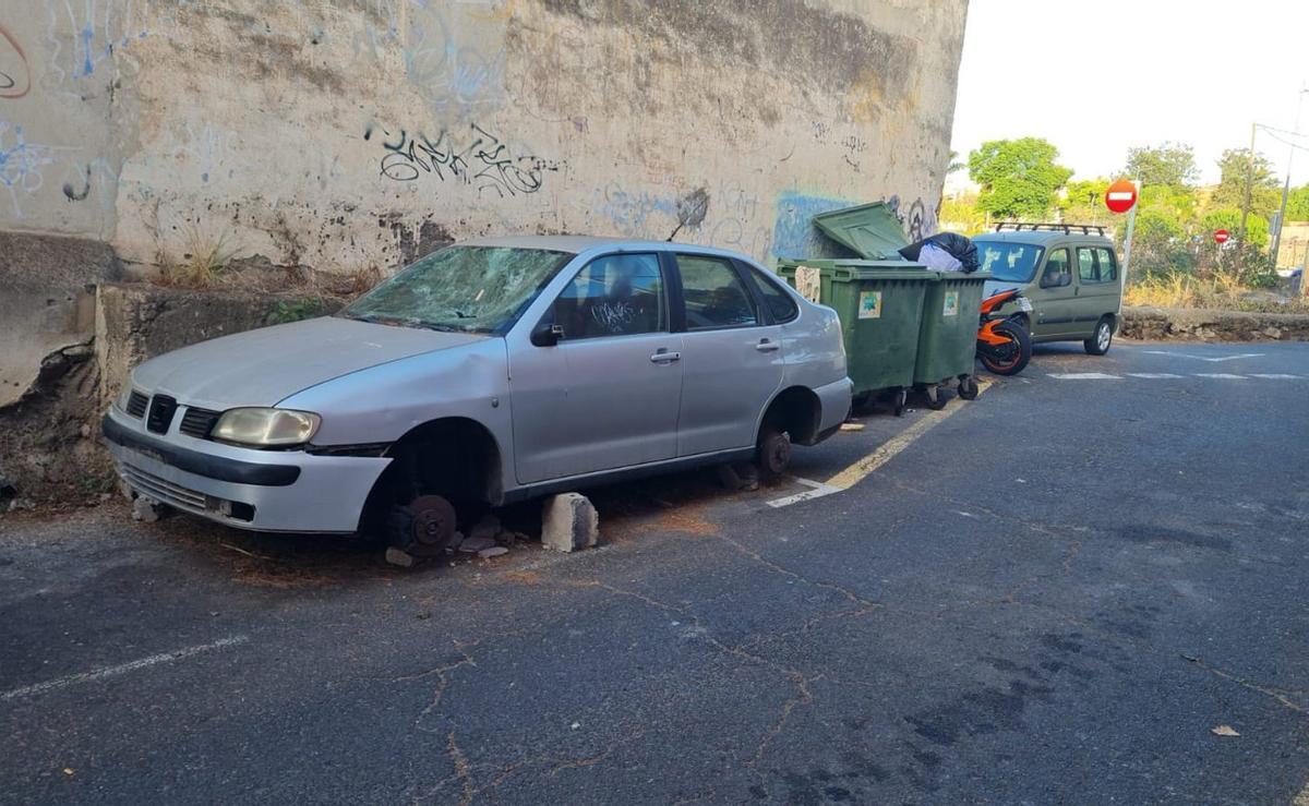 Un vehículo abandonado en una calle de La Laguna. | E. D.