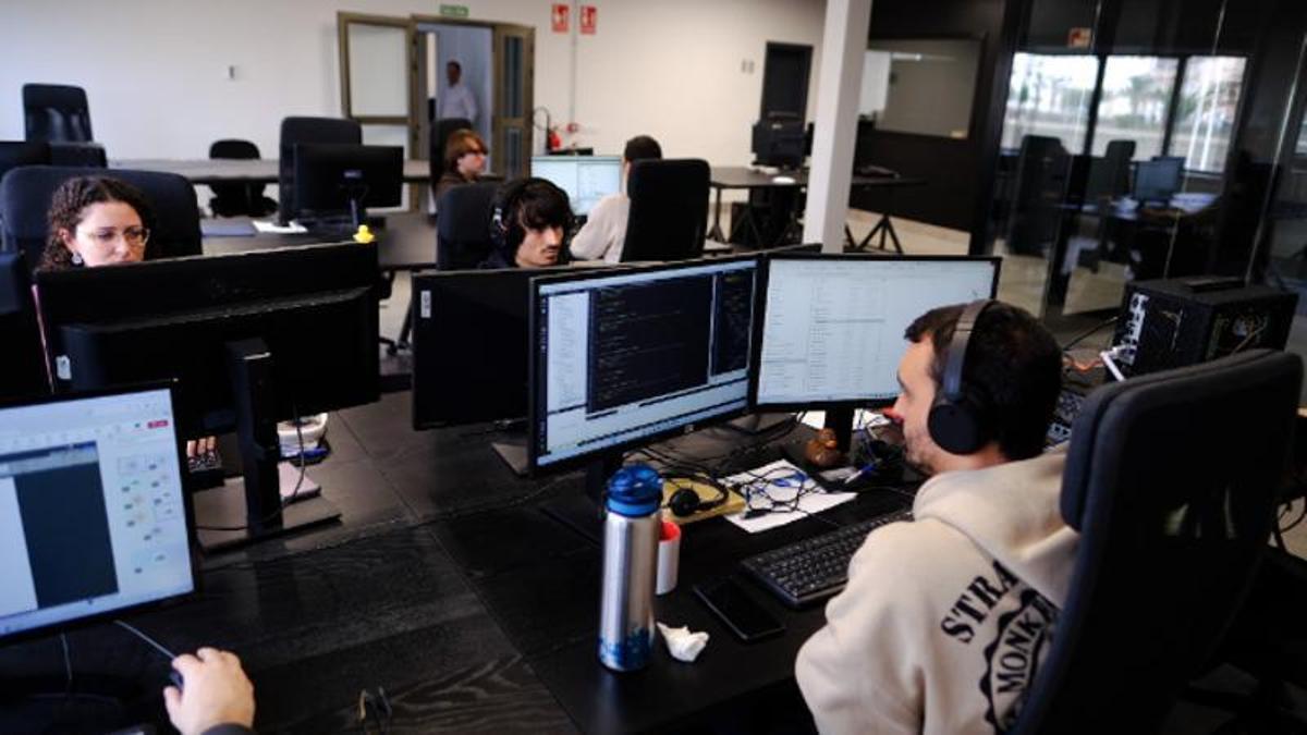 Parte del equipo de Aerolaser System trabaja en la nueva sede del polígono de Arinaga.