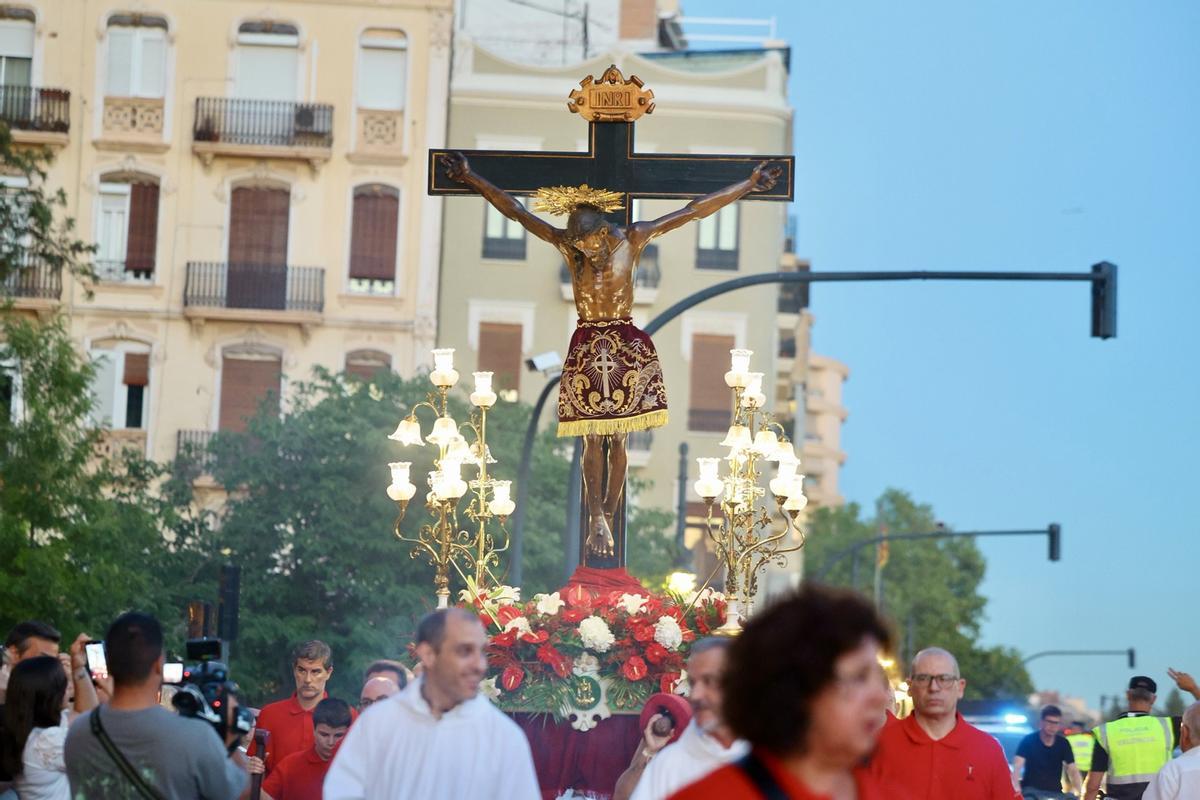 El Cristo de la Fe desfila por Saïdía acompañado por Carmen Prades y la corte mayor
