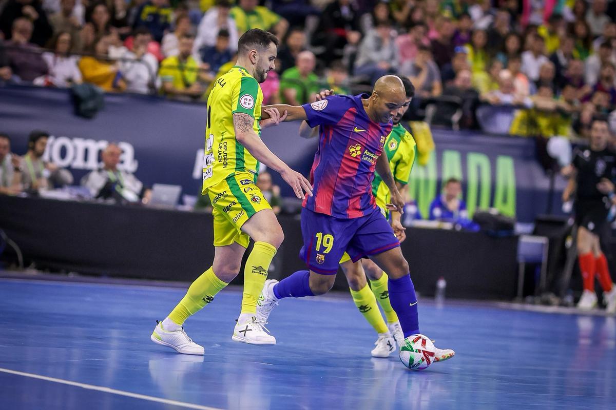 El azulgrana Fits se intenta escapar de un jugador del Jaén.