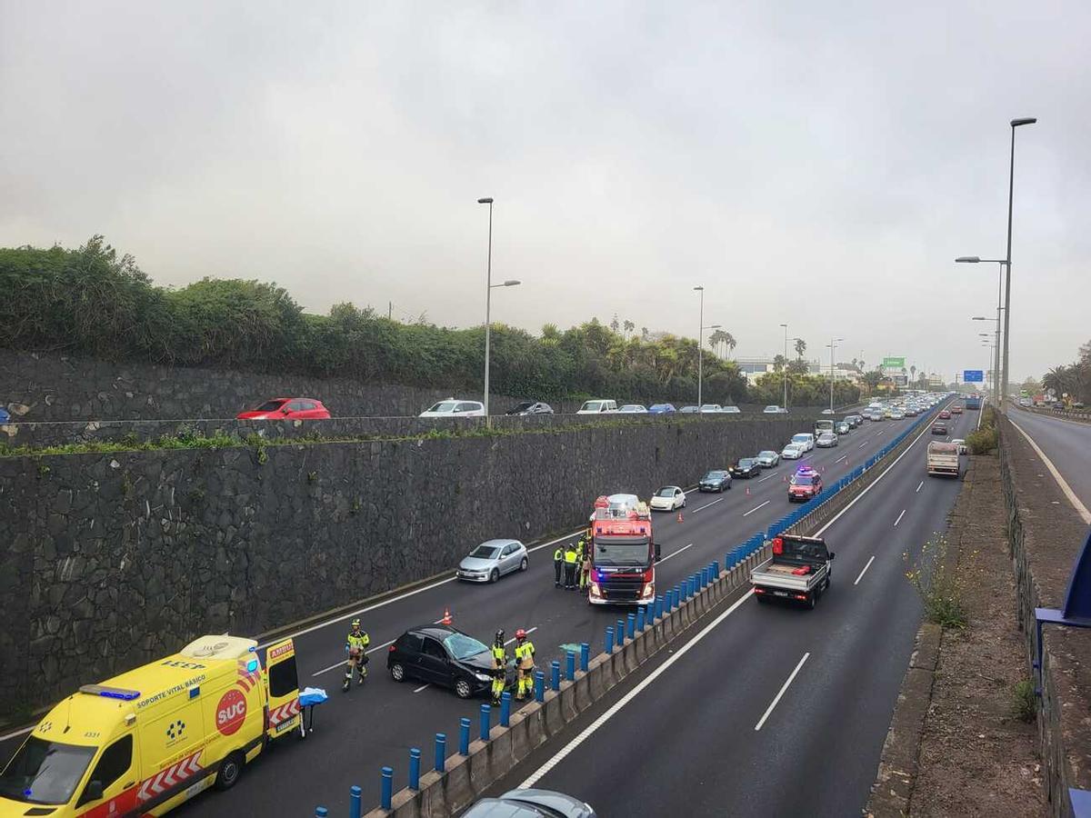Accidente por un choque múltiple en la TF-5, a la altura del aeropuerto en dirección a Santa Cruz de Tenerife