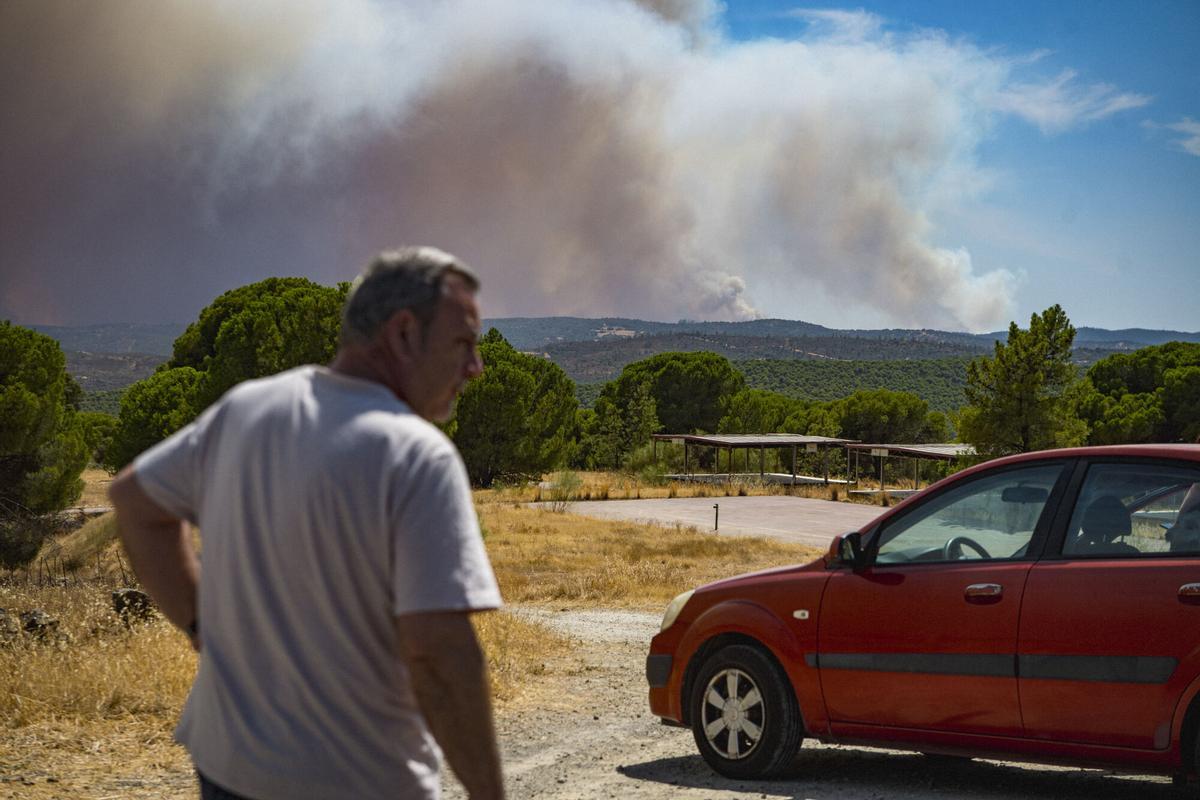NERVA (HUELVA), 09/08/2026.- Vecinos Nerva observan el incendio de Niebla (Huelva), que ha afectado a más de 4.000 hectáreas y continúa activo este domingo. Las hectáreas afectadas en el incendio de Niebla (Huelva) se han duplicado respecto a ayer y se elevan a 8.000, aunque no todas están quemadas, según el consejero de Presidencia, Sanidad y Emergencias de la Junta de Andalucía, Antonio Sanz. EFE/ Mauri Buhigas NERVA (HUELVA), 09/08/2026.- Vecinos Nerva observan el incendio de Niebla (Huelva), que ha afectado a más de 4.000 hectáreas y continúa activo este domingo. Las hectáreas afectadas en el incendio de Niebla (Huelva) se han duplicado respecto a ayer y se elevan a 8.000, aunque no todas están quemadas, según el consejero de Presidencia, Sanidad y Emergencias de la Junta de Andalucía, Antonio Sanz. EFE/ Mauri Buhigas