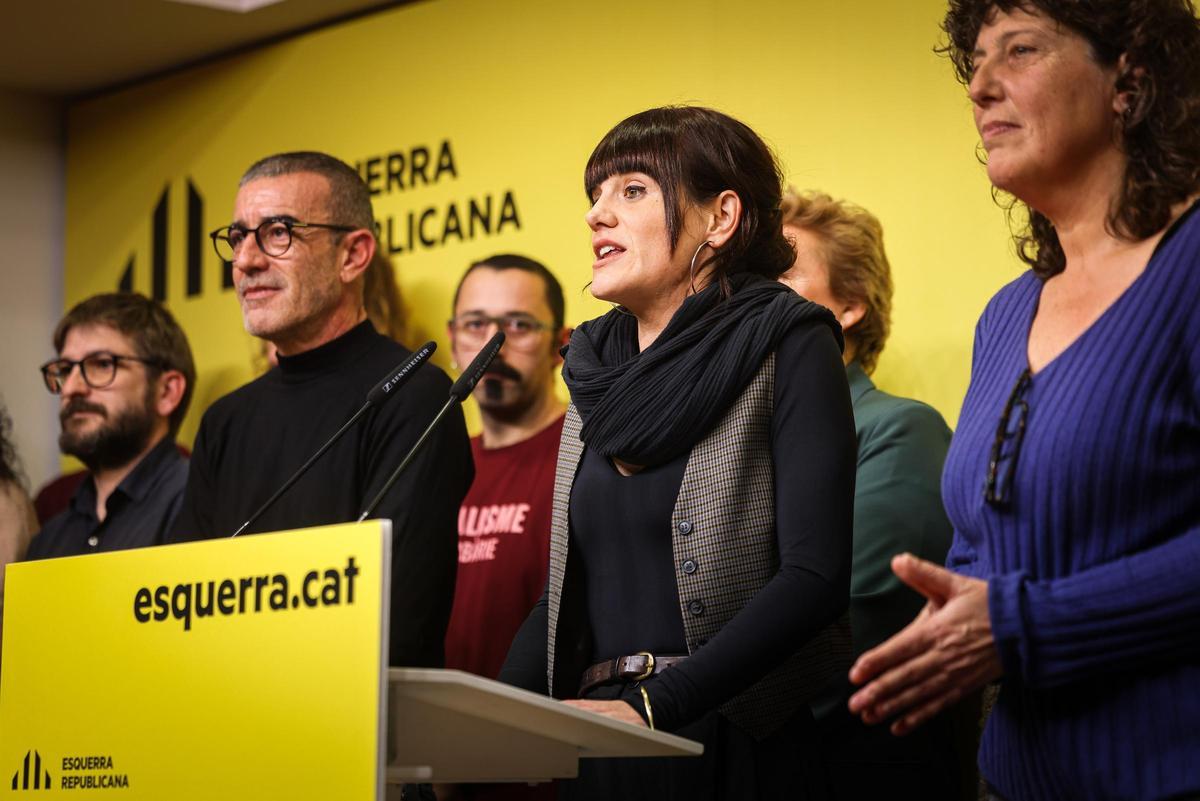 Alba Camps, de Nova Esquerra Nacional, flanquejada per Godàs i Jordà durant el discurs a la seu d'ERC