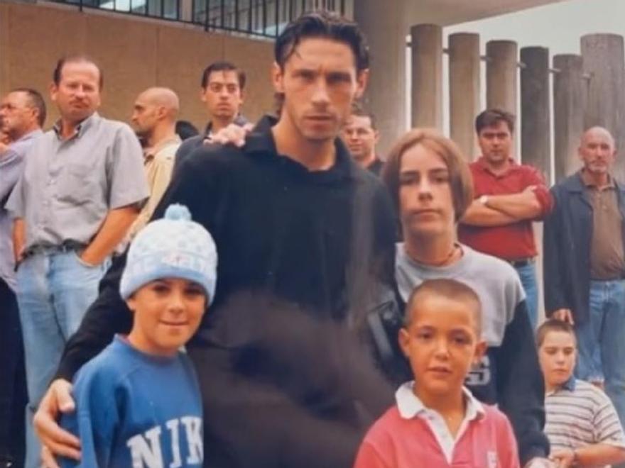 C. Tangana, abajo a la derecha, junto a Mostovoi en A Madroa