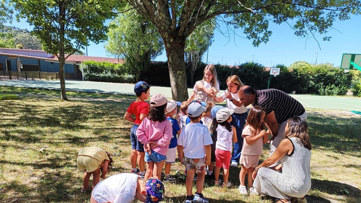 Ángel Moldes durate su visita al CEIP Isidora Riestra