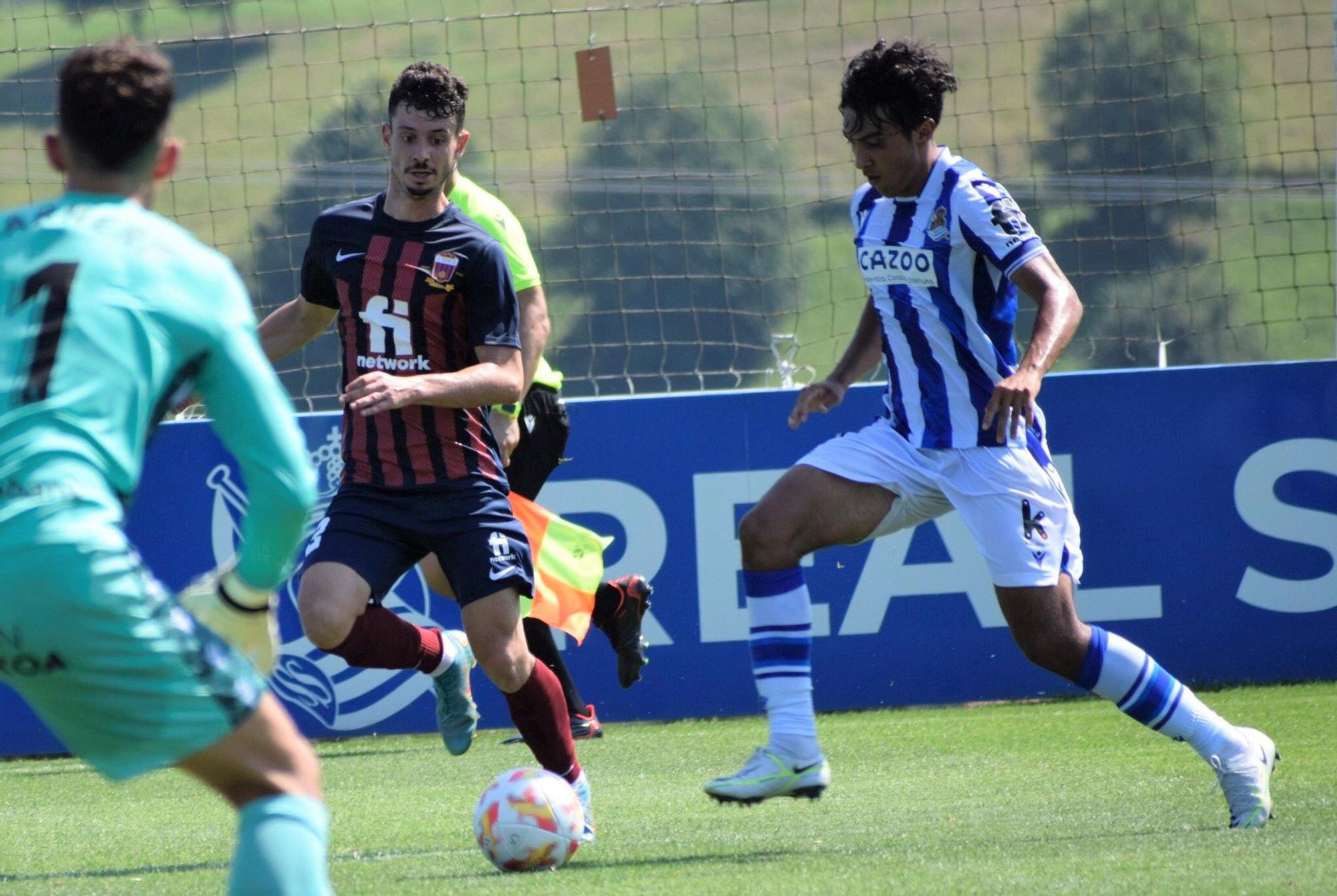 Lance del duelo entre el Real Sociedad B y el Eldense.