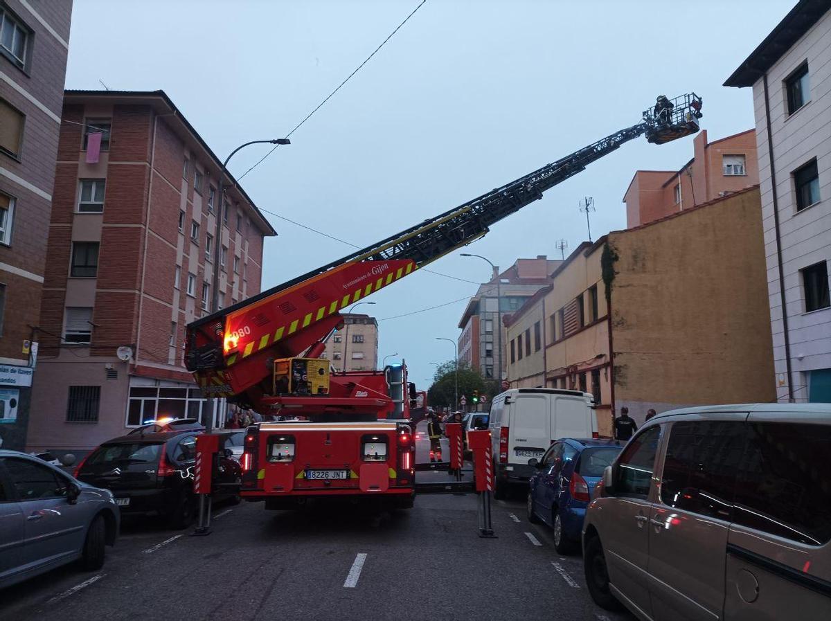 En imágenes: Detenido un hombre en Gijón acusado de provocar un incendio en El Coto
