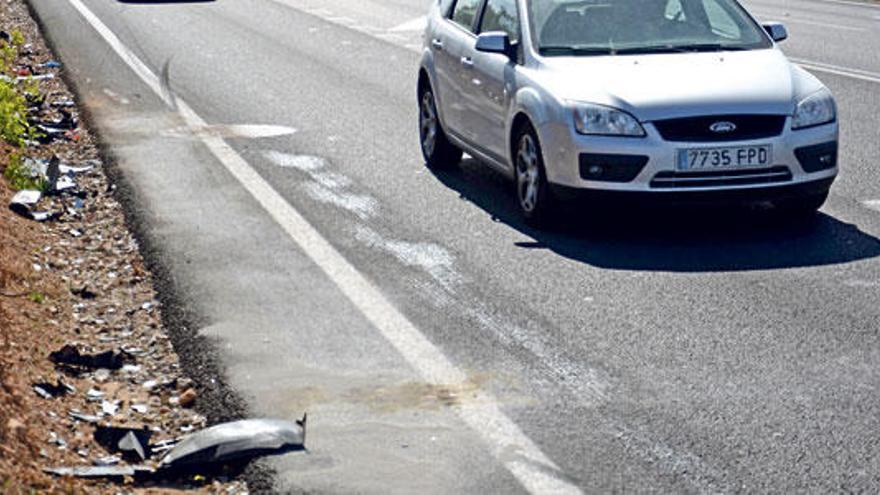 Restos de las motocicletas de las víctimas, ayer en el arcén la carretera vieja de Sineu.