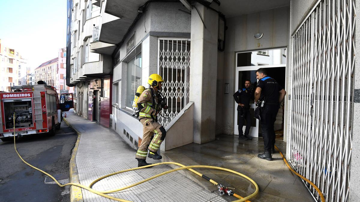 Una actuación de los Bomberos y la Policía Local en un incendio en Marín