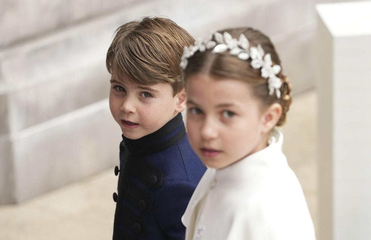 El príncipe Louis y su hermana mayor, la princesa Charlotte.
