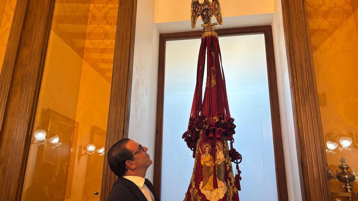 Martínez Tomé, en el Ayuntamiento junto a la Gloriosa Enseña del Oriol