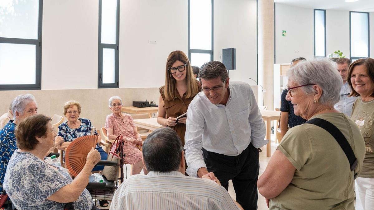 El alcalde de Ontinyent, Jorge Rodríguez, en una visita a la residencia de la Beneficencia, en una imagen de archivo.