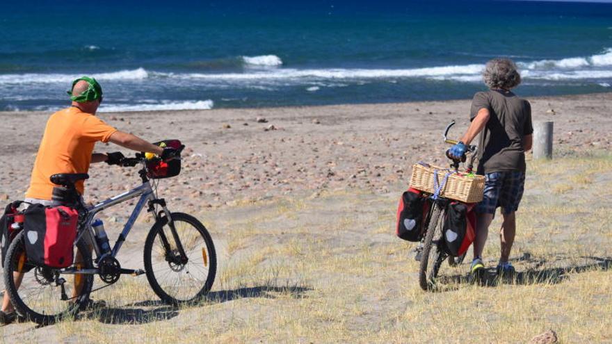 Las playas aguileñas son un paraje perfecto para visitar en bici.
