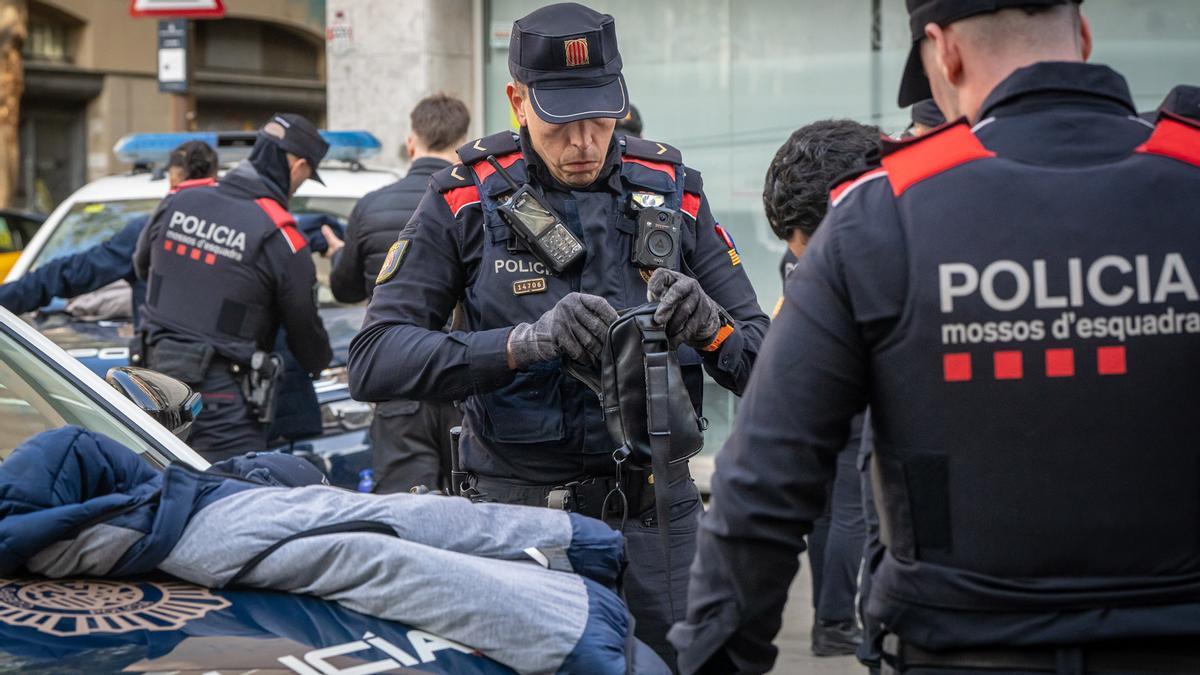 Mil agentes se despliegan en Barcelona, Badalona y LHospitalet en un macrodispositivo contra la multirreincidencia