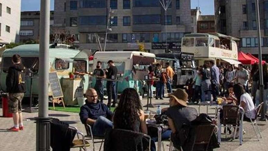 Las &quot;foodtruks&quot; levantan gran expectación entre el público. // FdV