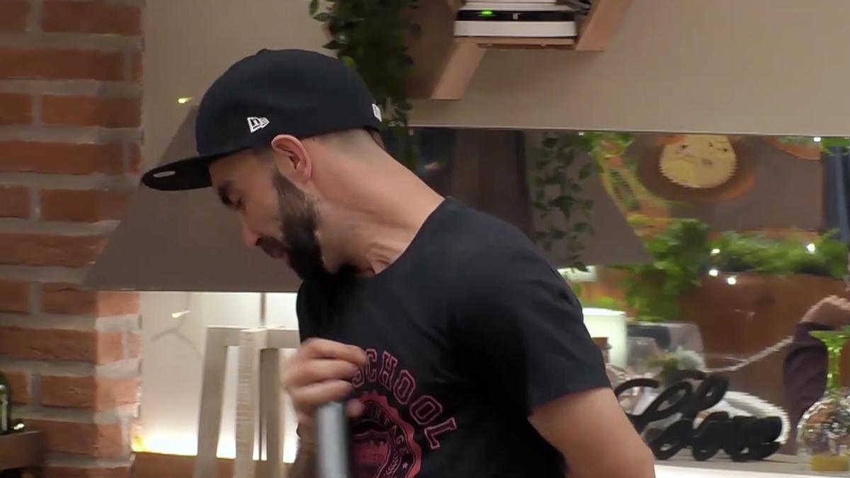 Un comensal de ‘First Dates’ es bloqueja mentre canta un rap: «He pres vi i se me n’ha anat la lletra»