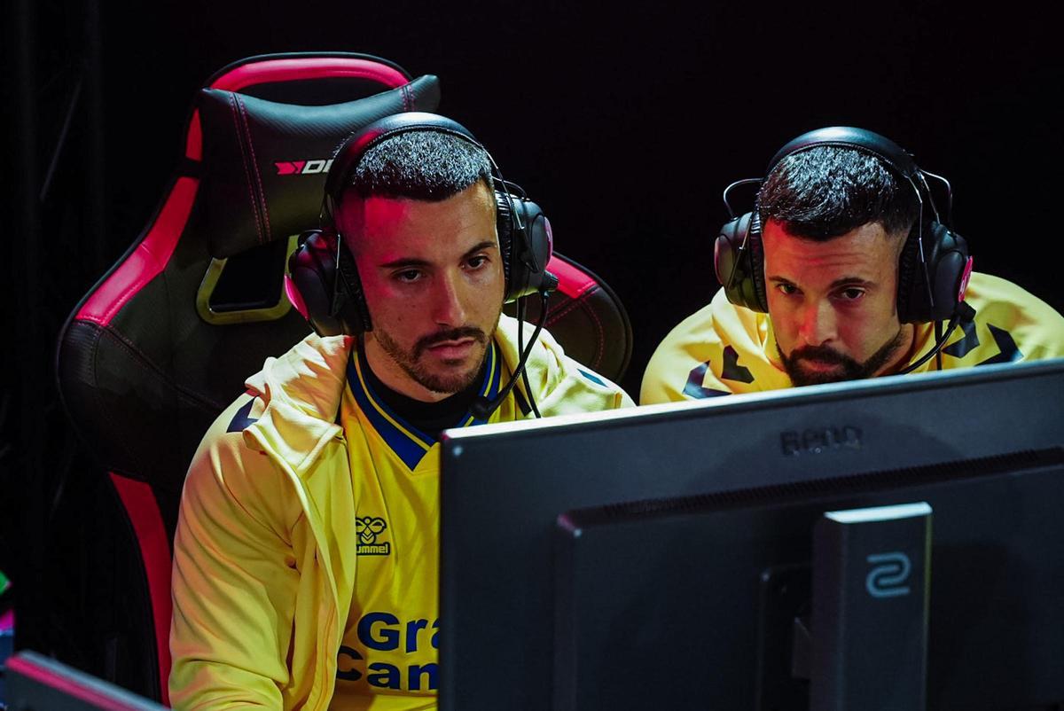 Kilian Pita junto a su hermano, con un rostro serio tras caer eliminado en los octavos.