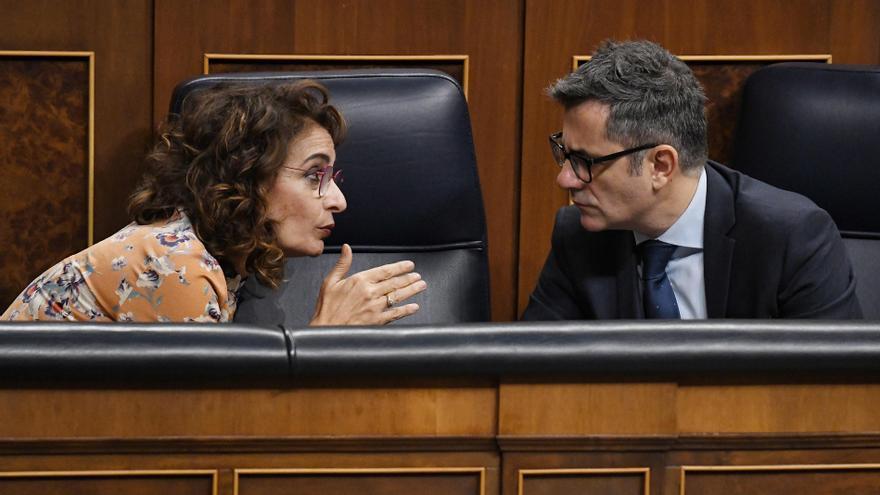 La vicepresidenta primera y ministra de Hacienda, María Jesús Montero, y el ministro de la Presidencia y Justicia, Félix Bolaños, durante el pleno del Congreso este miércoles.
