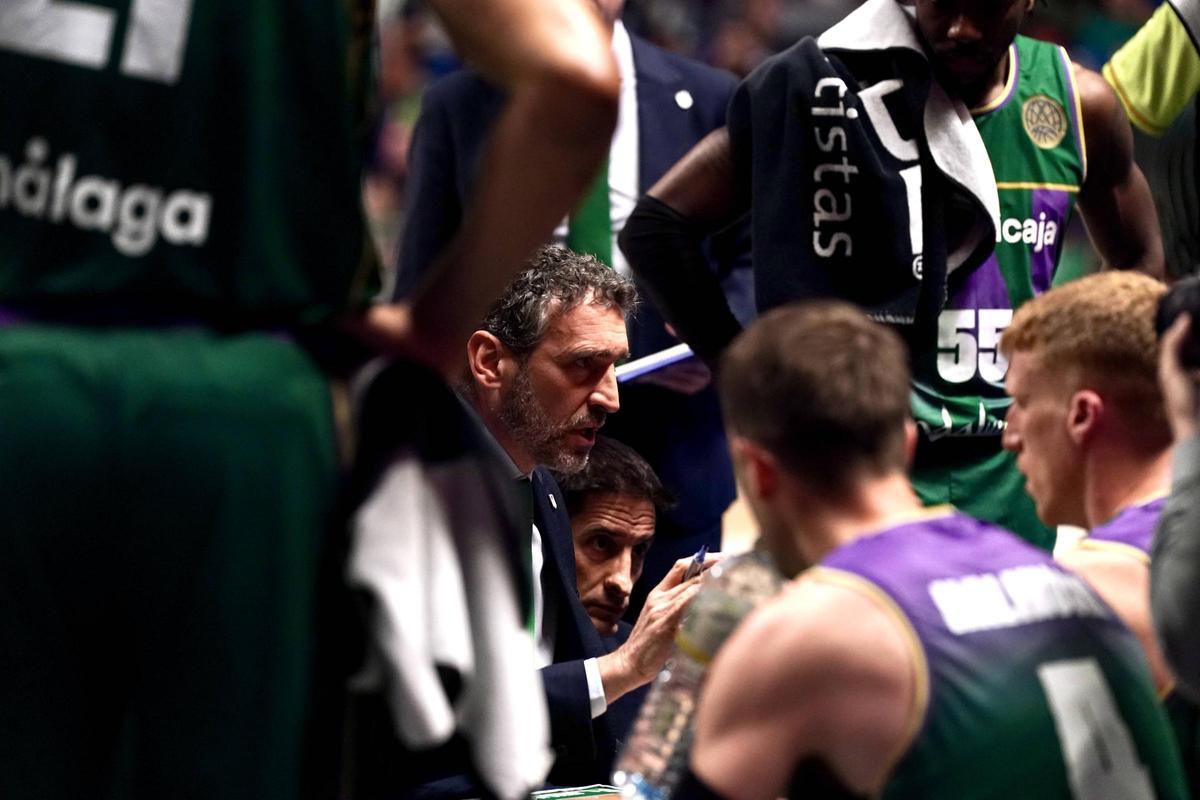 Ibon Navarro se dirige a los jugadores del Unicaja en un tiempo muerto.