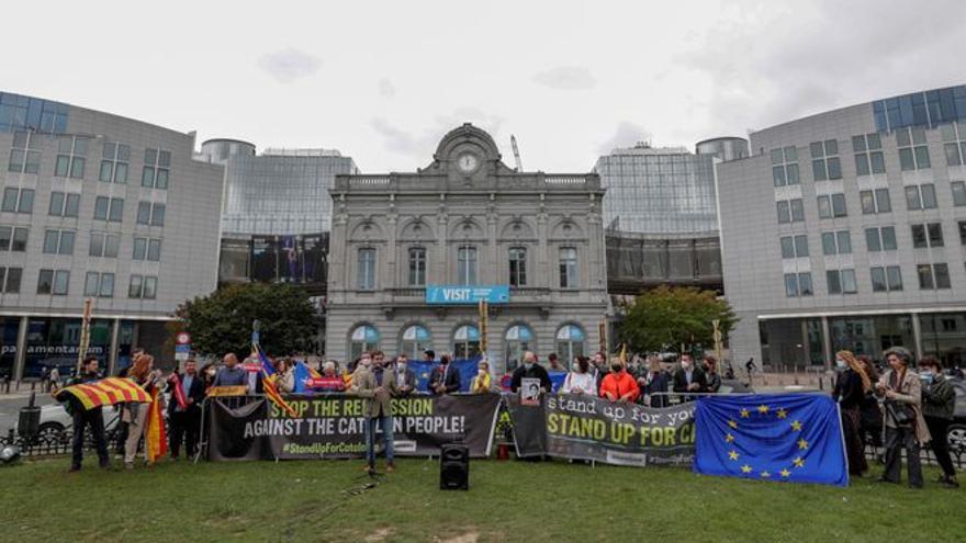 Simpatizantes del independentismo se manifiestan frente al Parlamento Europeo tras la detención de Puigdemont en Cerdeña.