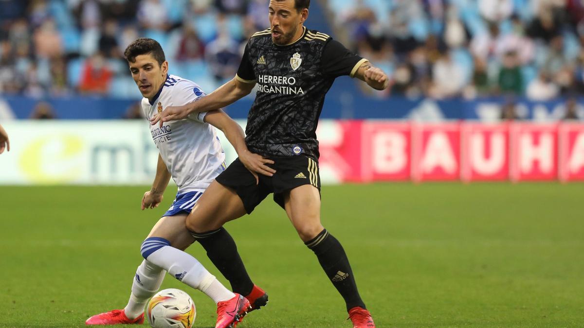 Fran Gámez y Sergi Enrich pugnan por un balón en el partido de la primera vuelta en La Romareda.