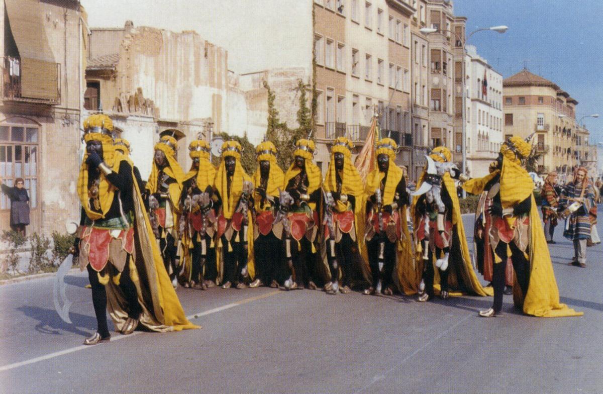Primera 'filà' de los Moros d'Alqueria en marzo de 1976, en una imagen para la historia.