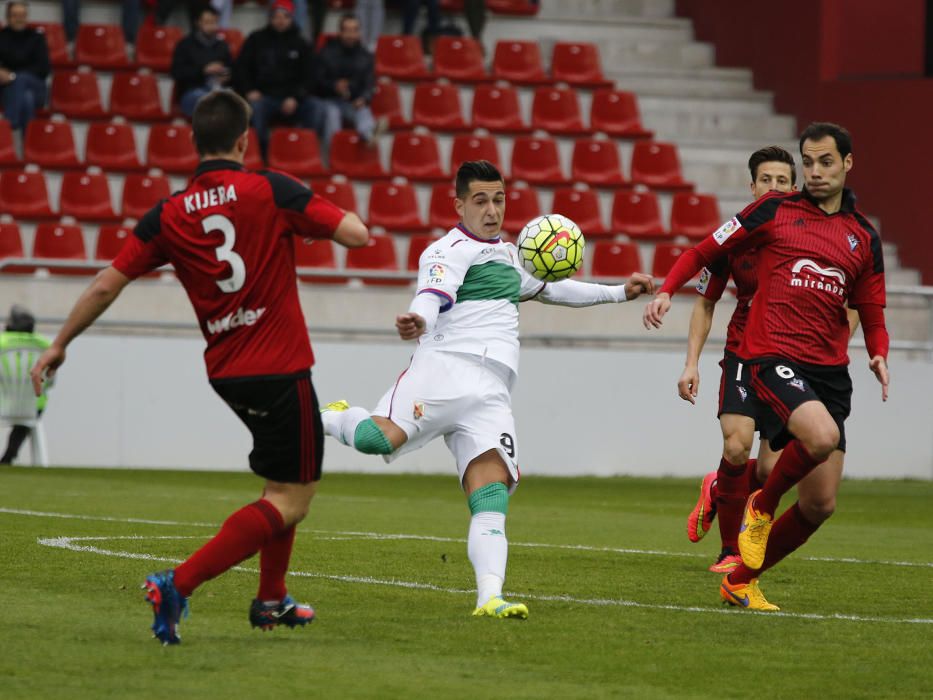 Dos golazos de León permiten al Elche, con un hombre menos por la expulsión de Noblejas, dar la vuelta al partido