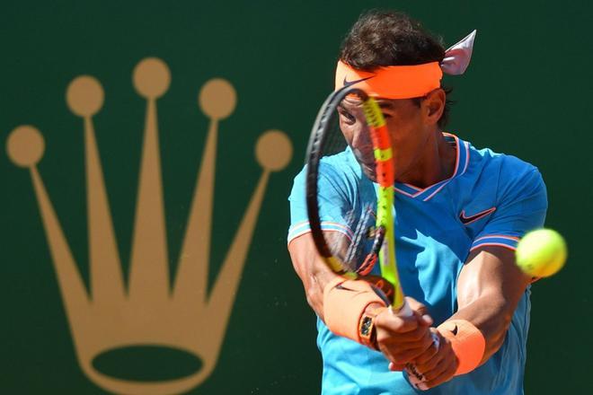 Rafael Nadal juega un revés a Roberto Bautista Agut durante su partido de tenis el día 5 del torneo de la Serie ATP Masters de Montecarlo, en Mónaco.